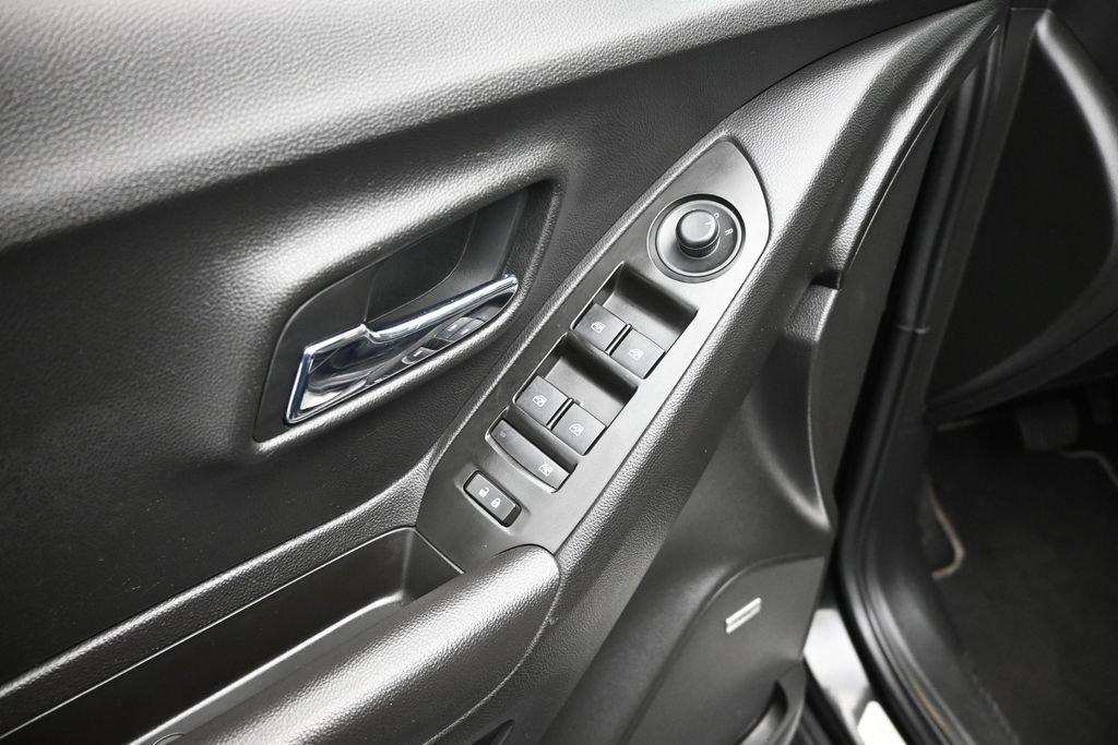 Used 2018 Chevrolet Trax Premier w/ Midnight Edition FWD image 11