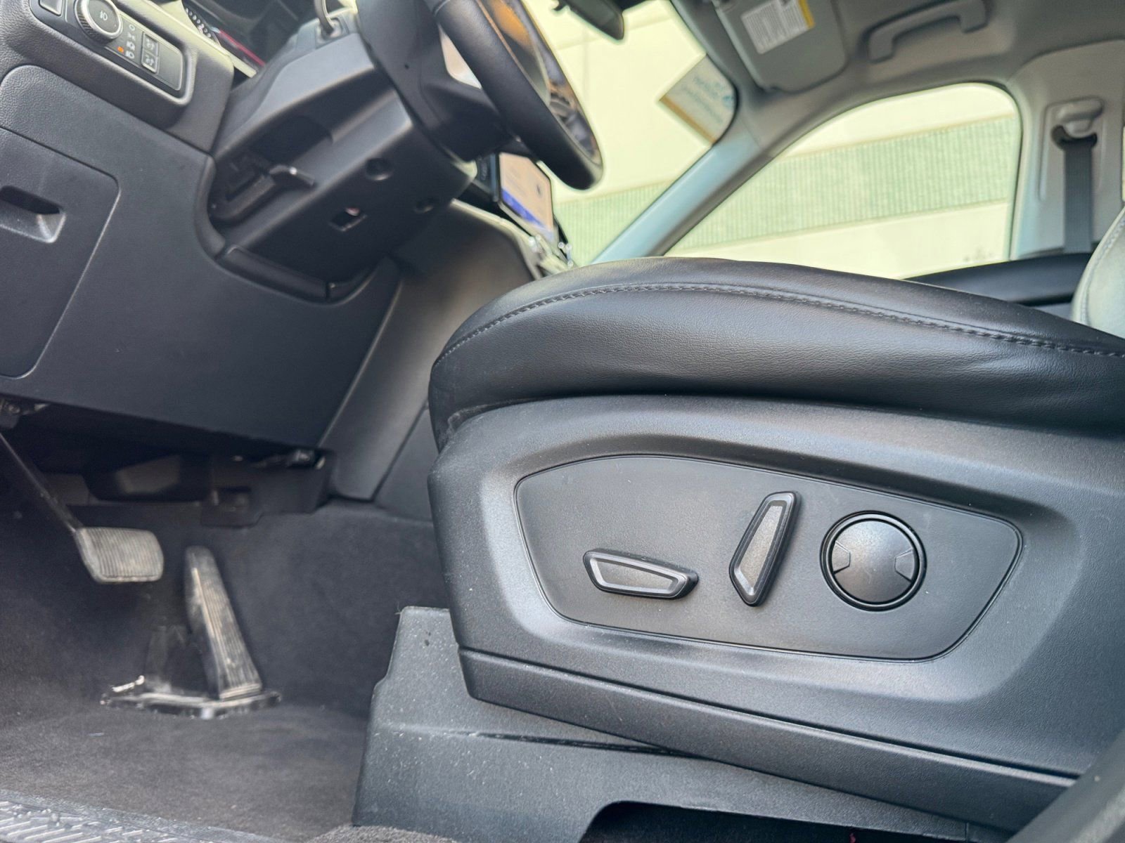 Certified 2023 Ford Explorer XLT w/ Equipment Group 202A image 19