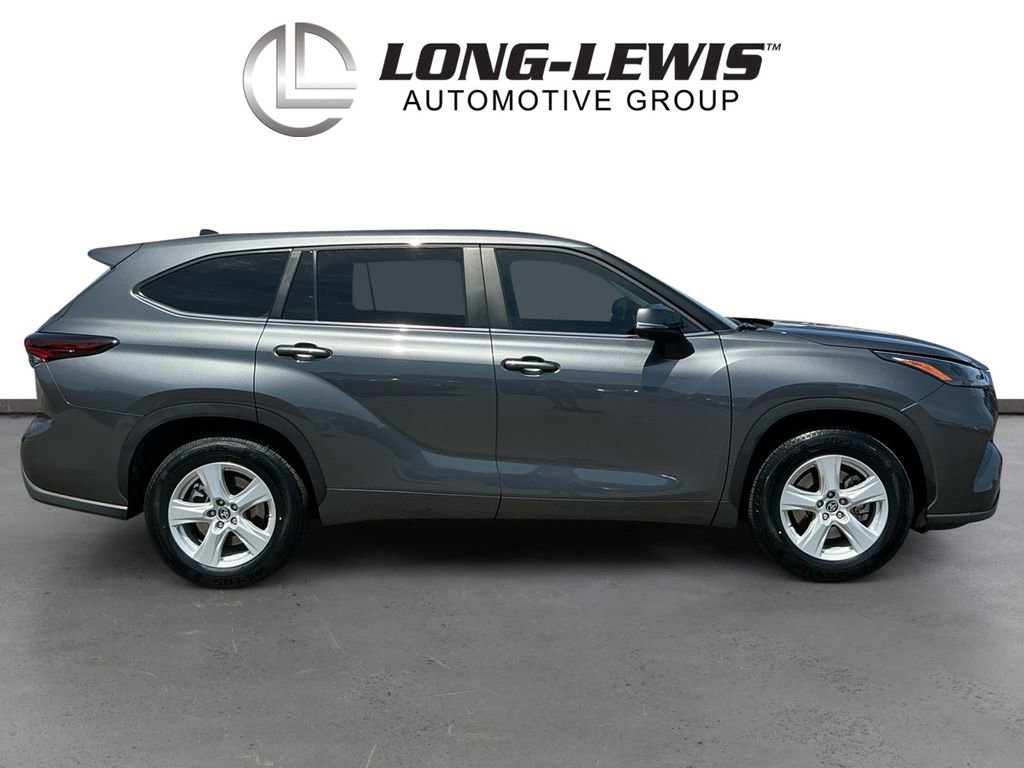 Used 2024 Toyota Highlander LE FWD image 8