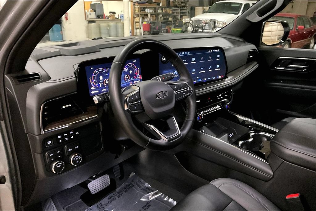 Used 2025 Chevrolet Suburban Z71 AWD/4WD image 13