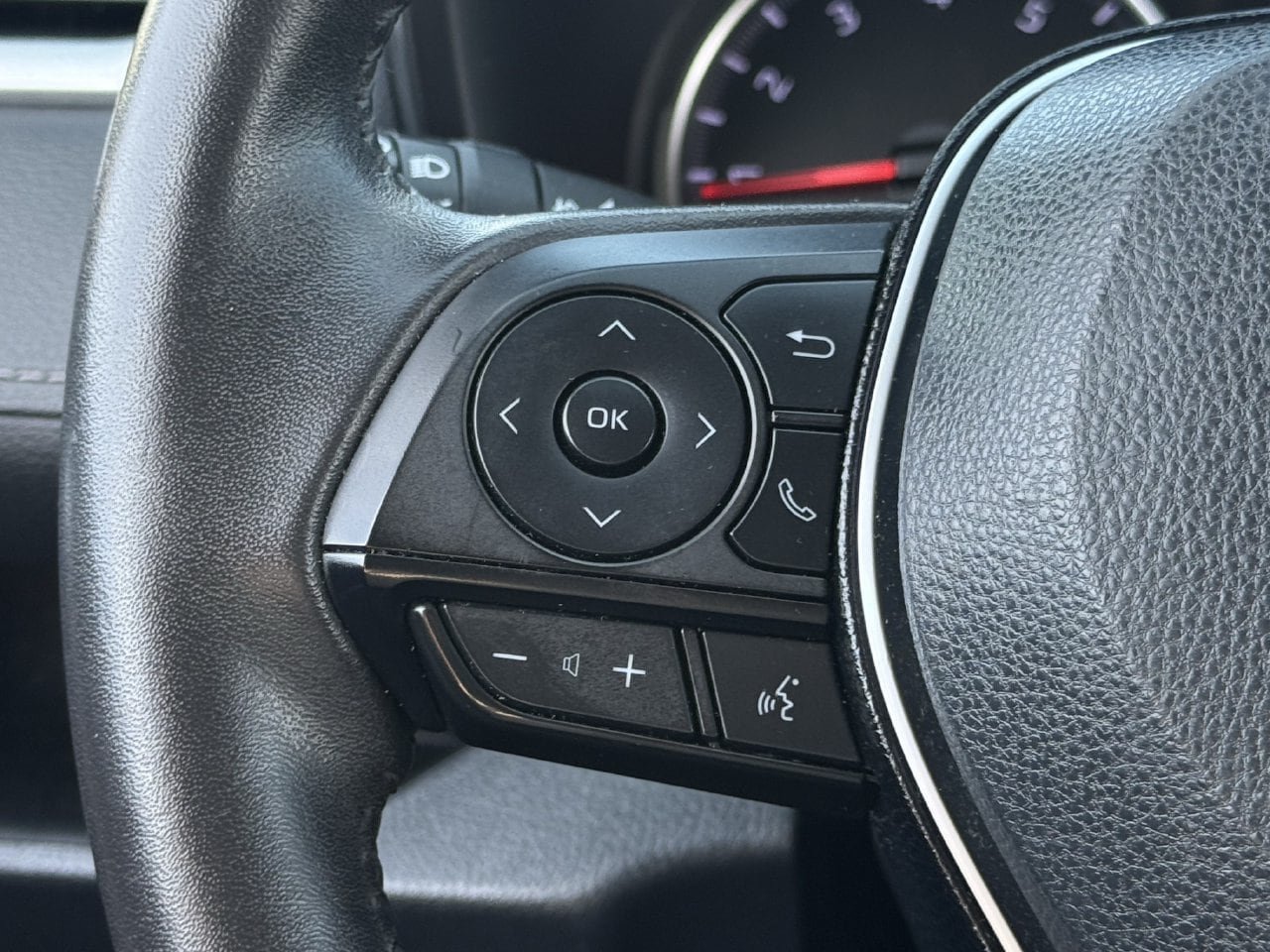 Used 2020 Toyota RAV4 XLE Premium FWD image 13