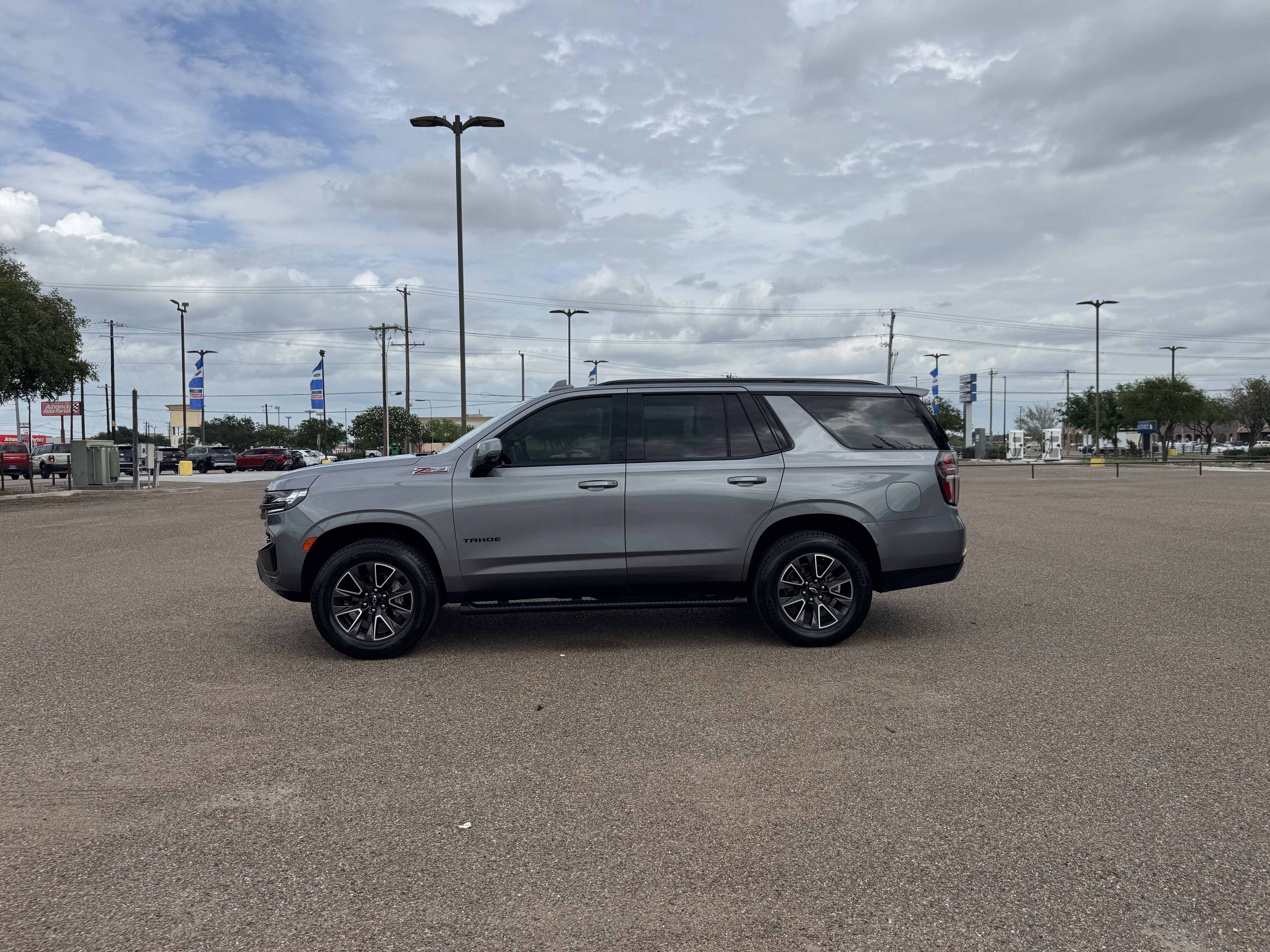 Used 2021 Chevrolet Tahoe Z71 w/ Luxury Package AWD/4WD image 2