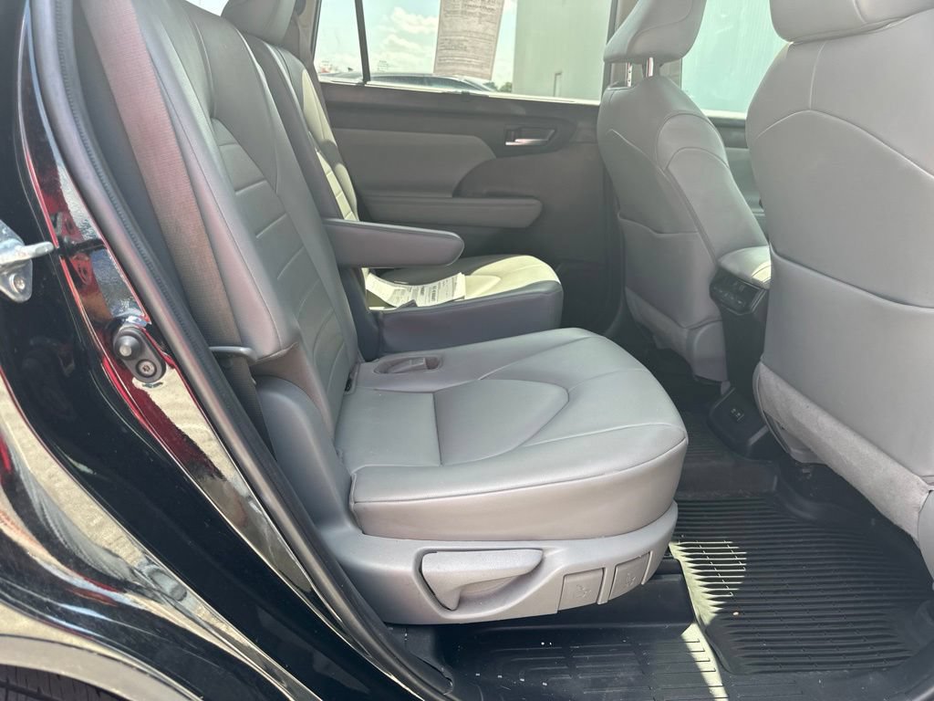 Used 2021 Toyota Highlander XLE AWD/4WD image 27