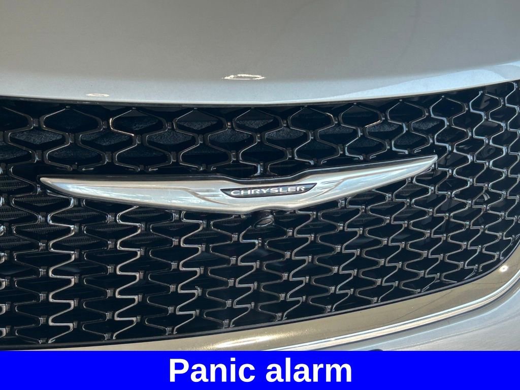 Used 2024 Chrysler Pacifica Touring-L image 17