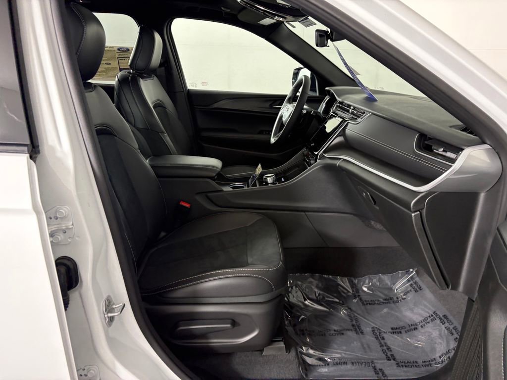 Used 2025 Jeep Grand Cherokee Altitude AWD/4WD image 37