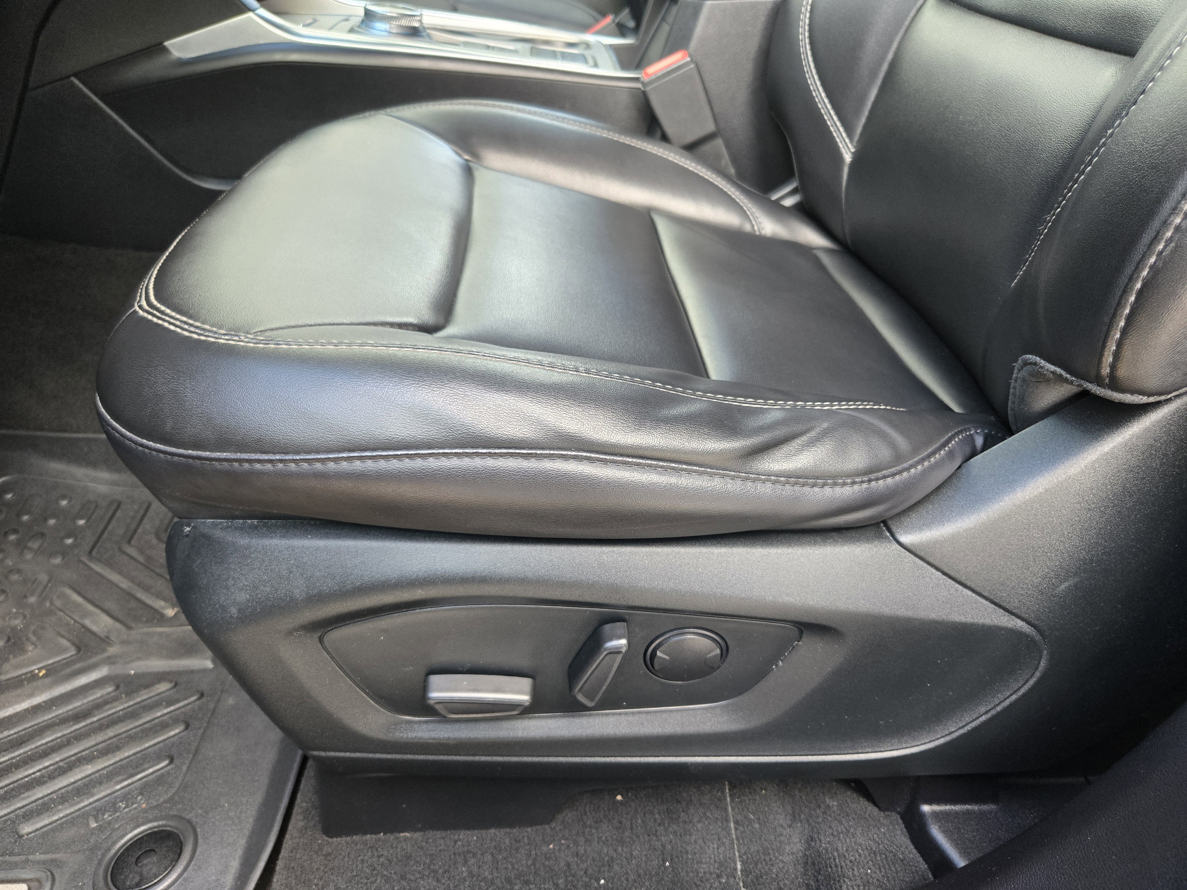 Certified 2022 Ford Explorer XLT w/ Equipment Group 202A RWD image 18