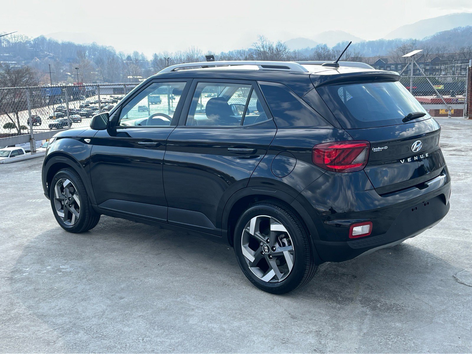 Used 2025 Hyundai Venue SEL FWD image 4