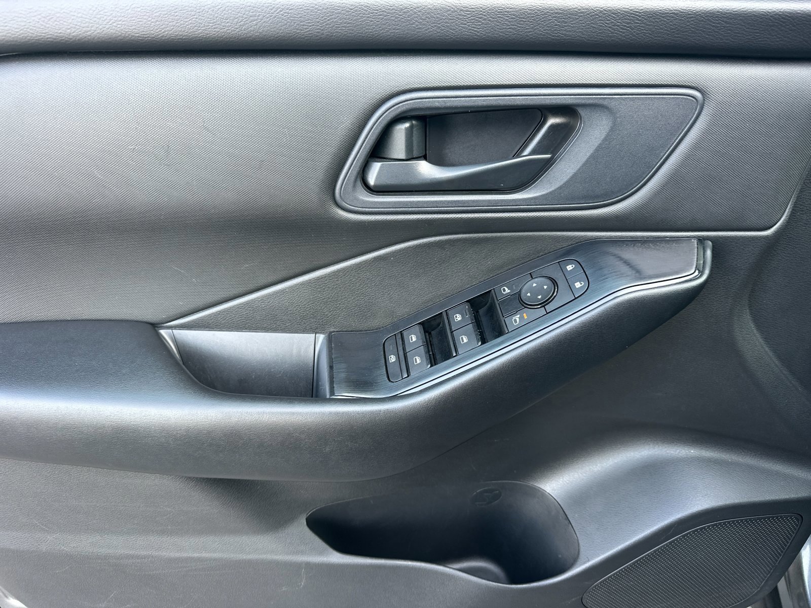 Used 2024 Nissan Rogue S image 10