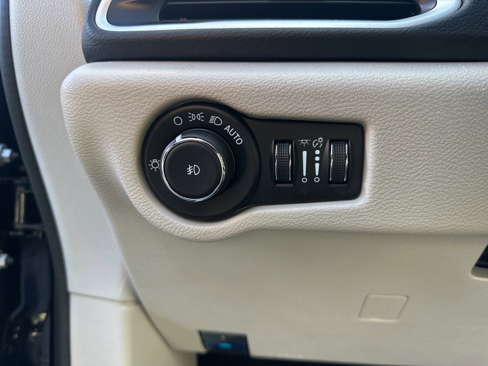 Used 2024 Chrysler Pacifica Touring-L image 22