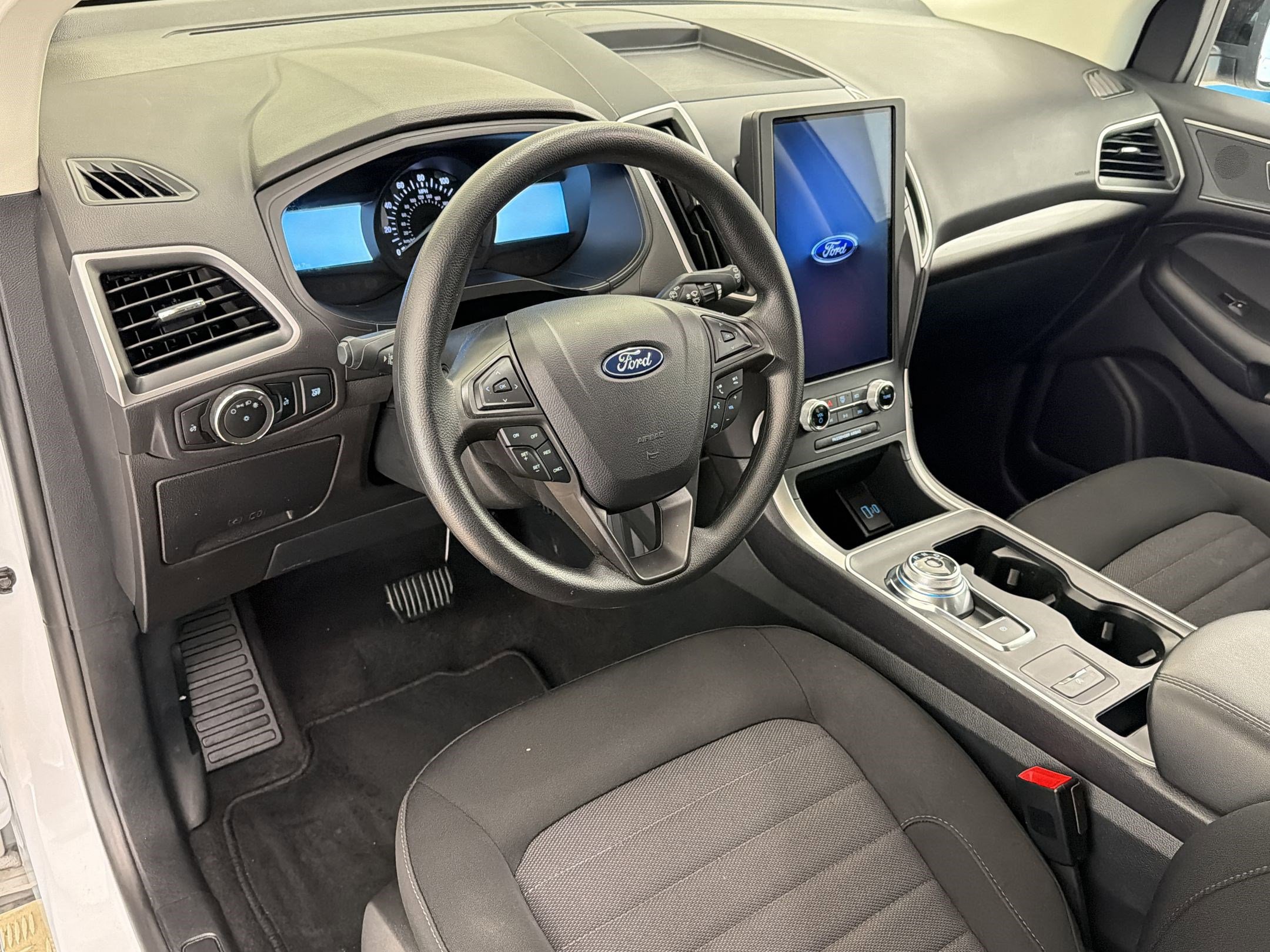 Certified 2024 Ford Edge SE w/ Black Appearance Package image 9