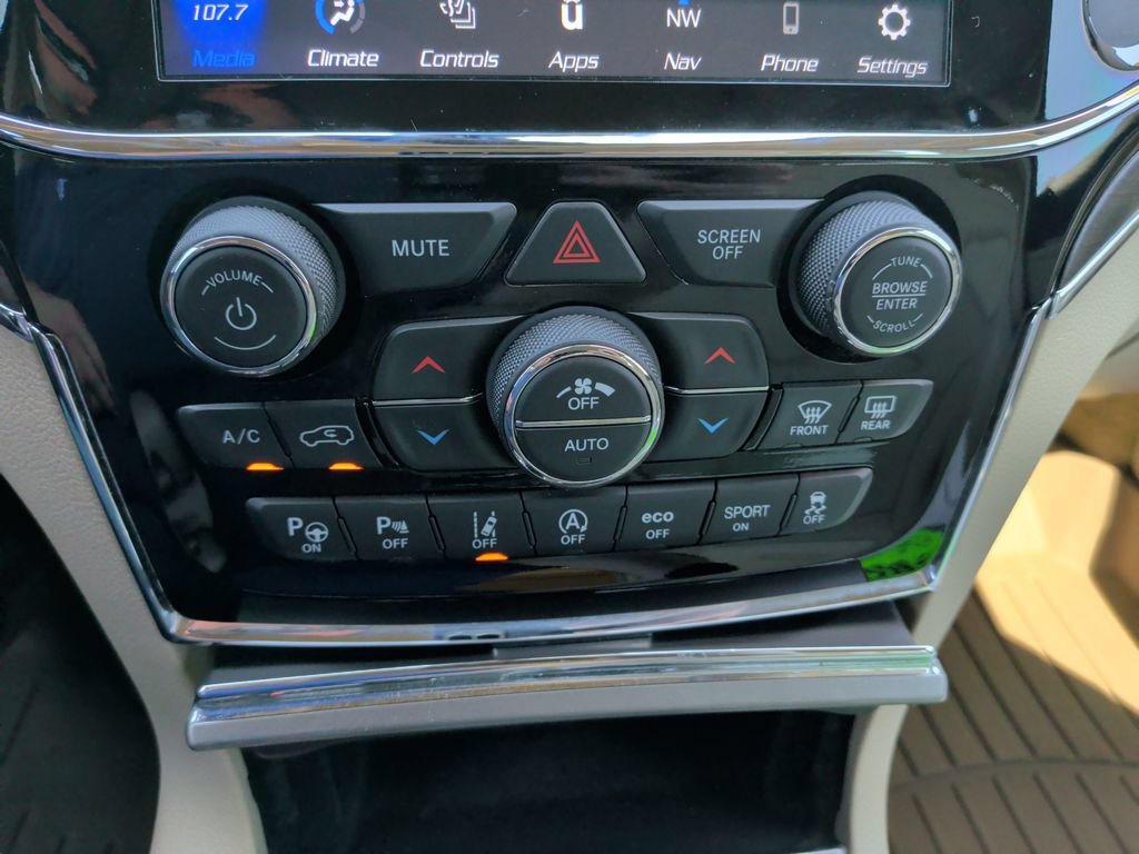 Used 2020 Jeep Grand Cherokee Overland AWD/4WD image 21