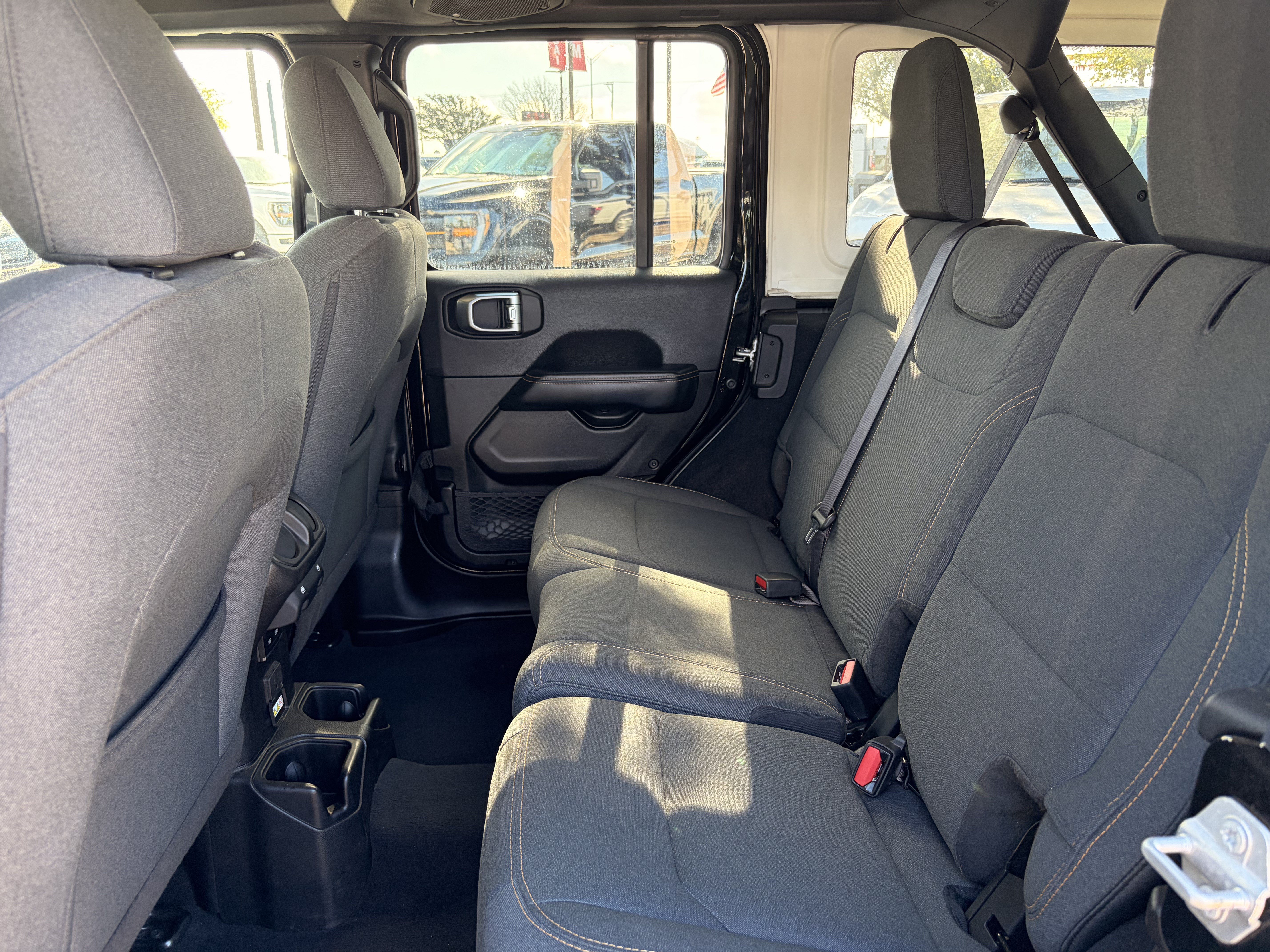 Used 2024 Jeep Wrangler Unlimited Sahara AWD/4WD image 11