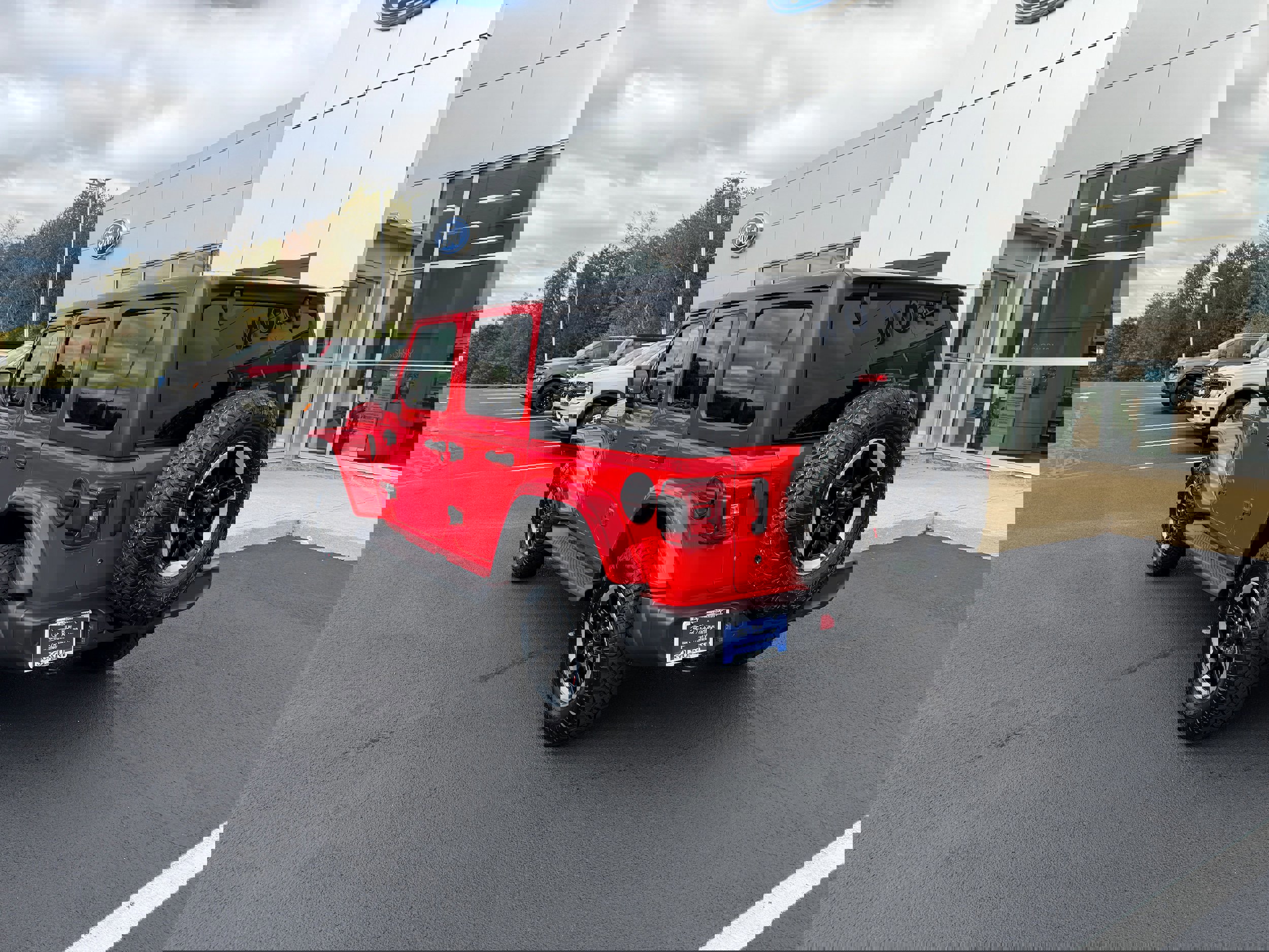 Used 2018 Jeep Wrangler Unlimited Sahara w/ Safety Group image 5