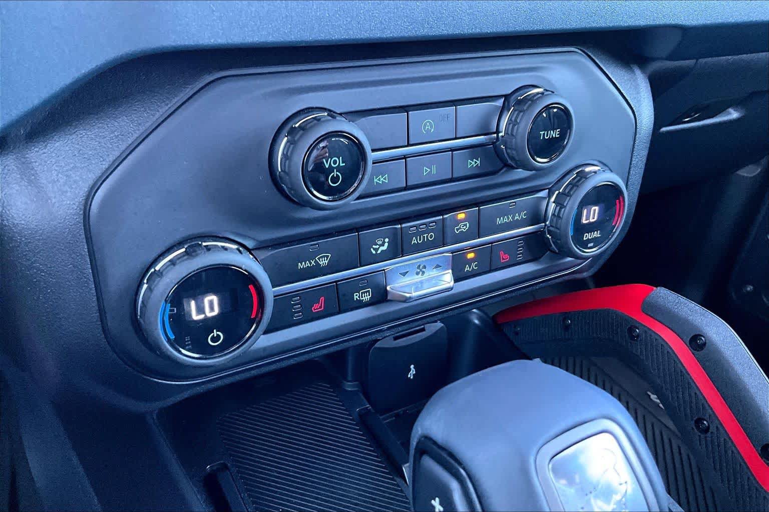 Certified 2025 Ford Bronco Heritage Edition AWD/4WD image 34