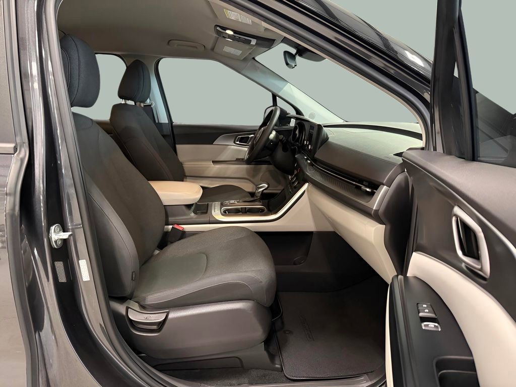 Used 2022 Kia Carnival LX image 10
