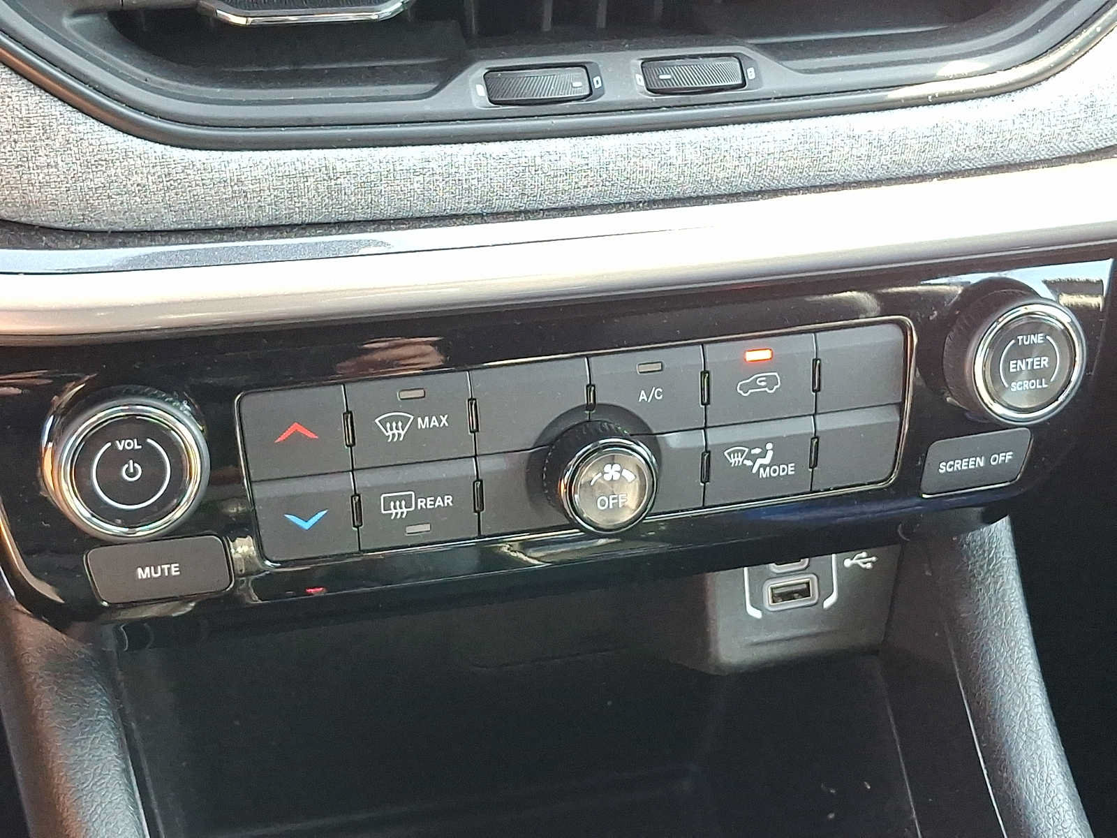 Used 2023 Jeep Compass Latitude AWD/4WD image 15