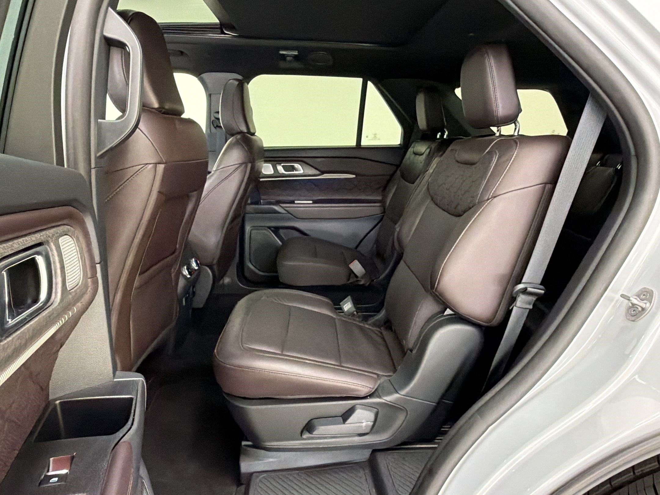 Certified 2025 Ford Explorer Platinum w/ LUX Leather Package AWD/4WD image 23