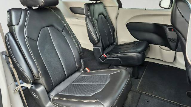 Used 2024 Chrysler Pacifica Touring-L FWD image 30