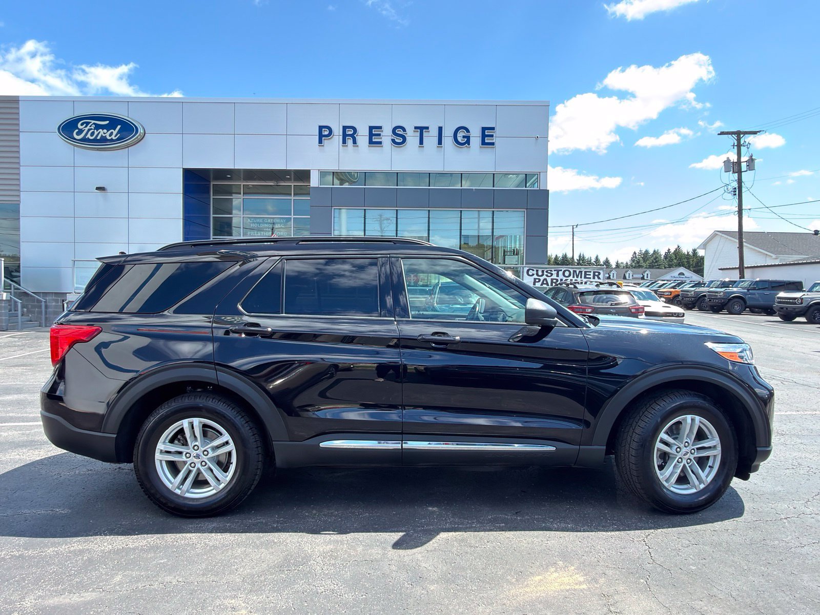 Certified 2022 Ford Explorer XLT w/ Equipment Group 202A AWD/4WD image 10