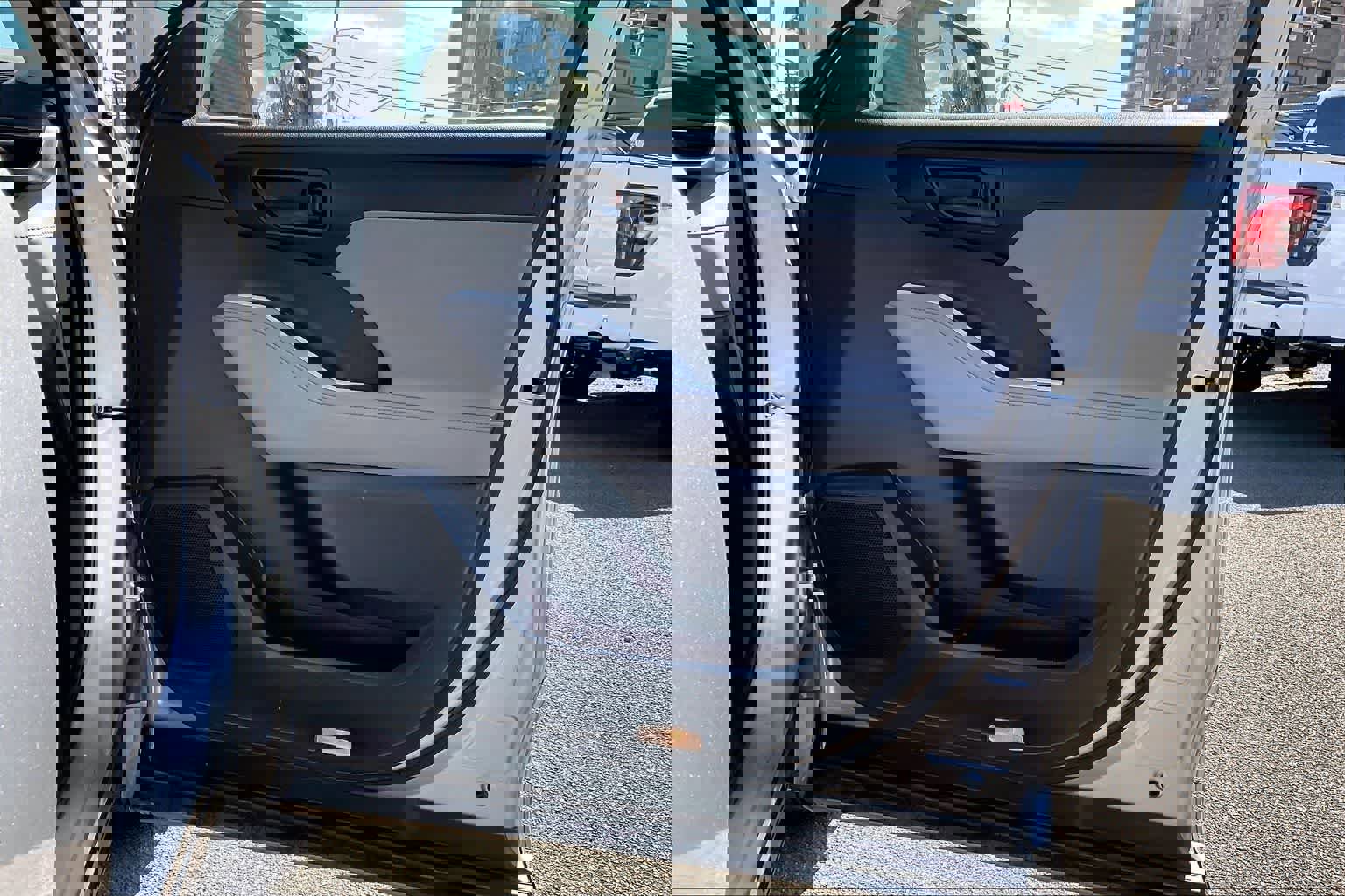 Used 2023 Toyota Highlander LE FWD image 28