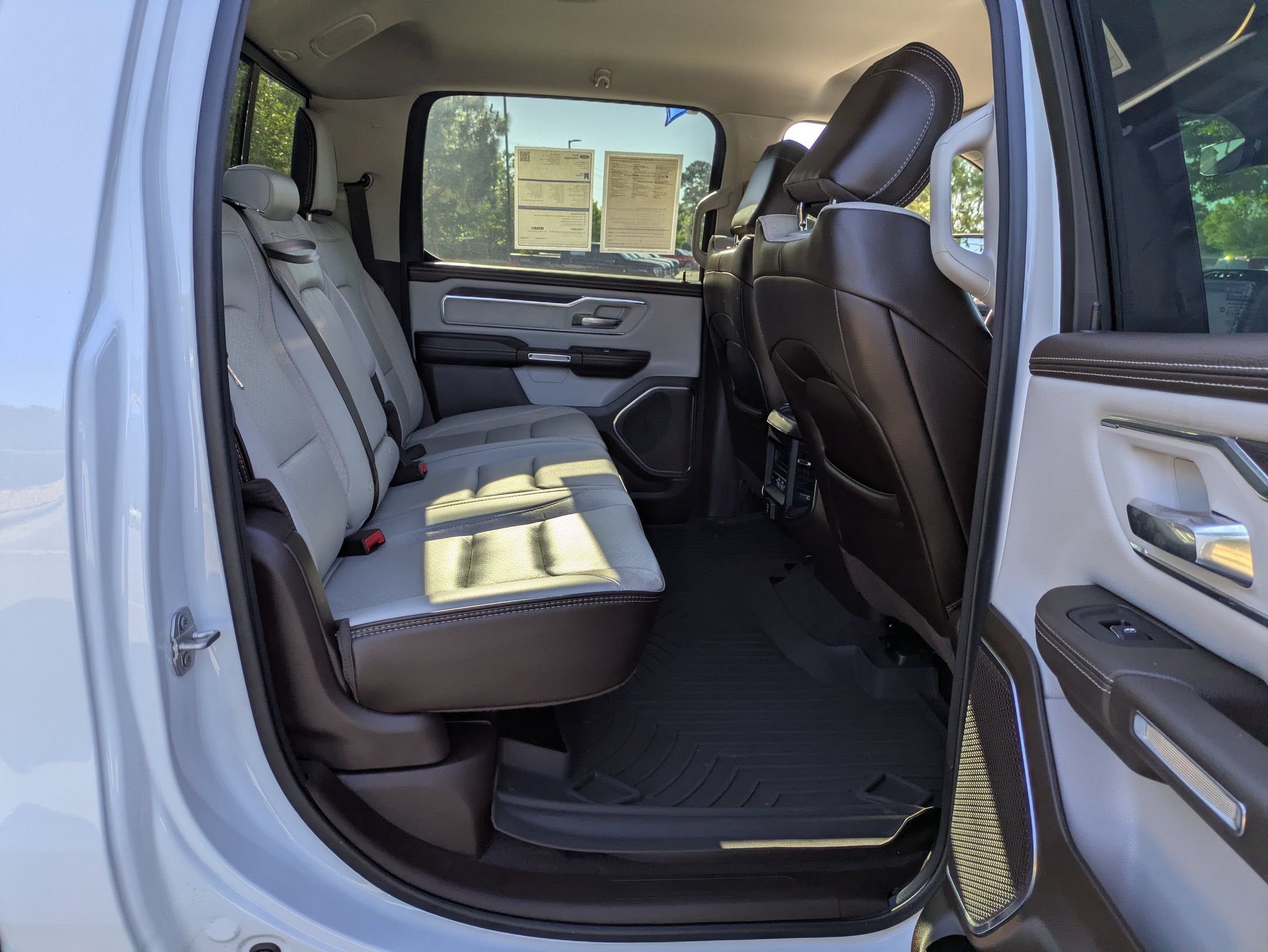 Used 2025 RAM 1500 Laramie AWD/4WD image 38