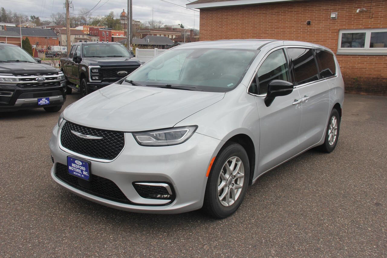 Used 2024 Chrysler Pacifica Touring-L FWD image 8