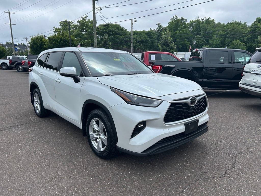 Used 2023 Toyota Highlander LE AWD/4WD image 3