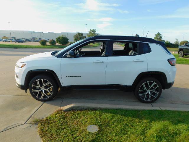 Used 2024 Jeep Compass Limited w/ Elite Group AWD/4WD image 15