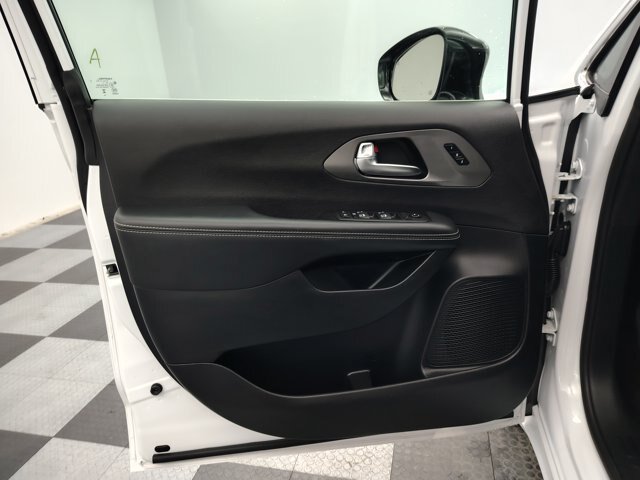 Used 2025 Chrysler Pacifica Select FWD image 19