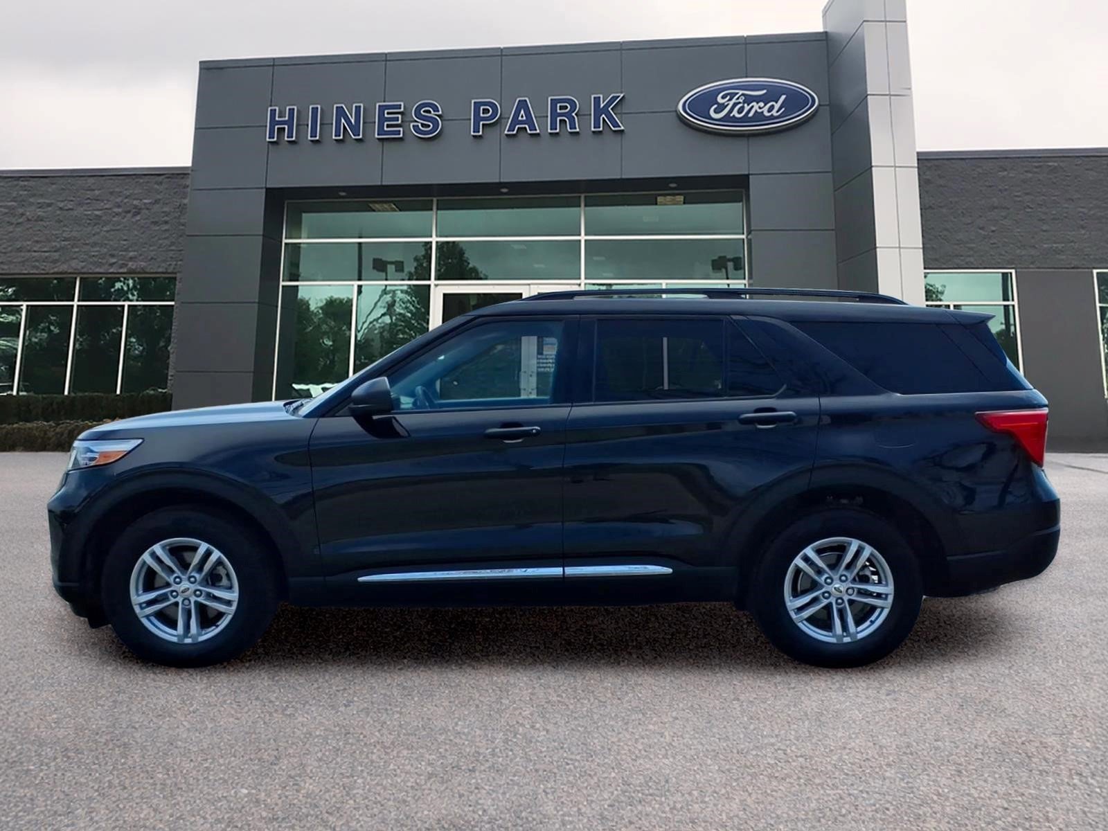 Certified 2023 Ford Explorer XLT w/ Equipment Group 202A AWD/4WD image 2