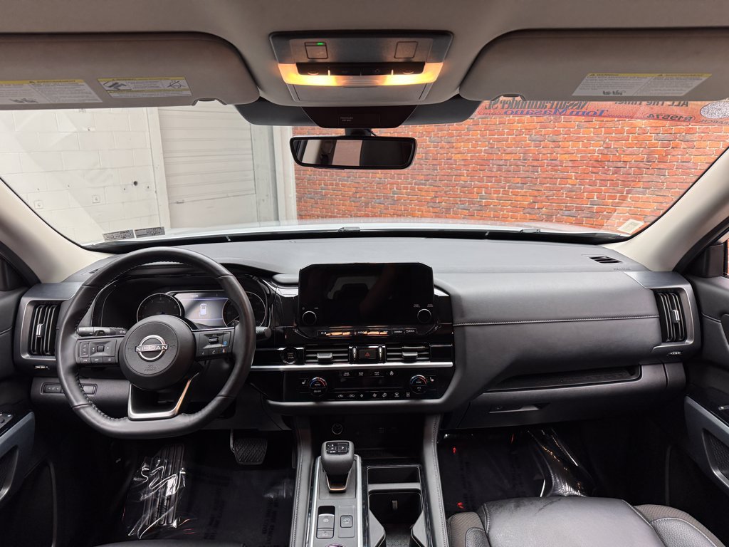 Used 2025 Nissan Pathfinder SL AWD/4WD image 12