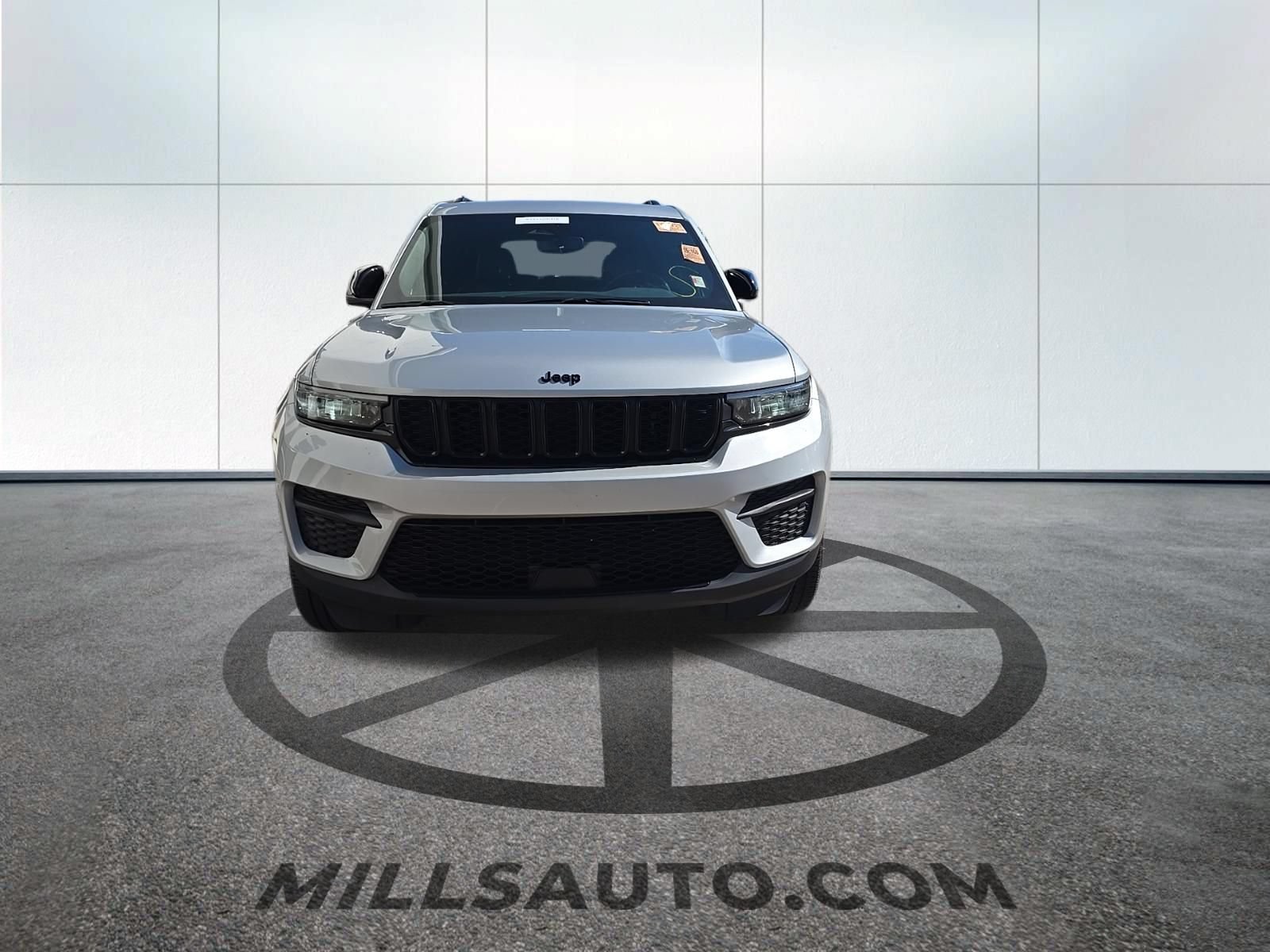 Used 2024 Jeep Grand Cherokee Altitude AWD/4WD image 2