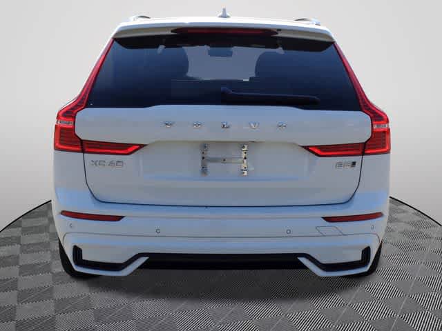 Used 2022 Volvo XC60 B5 R-Design AWD/4WD image 3