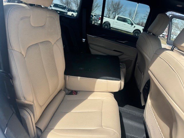 Used 2023 Jeep Grand Cherokee Limited w/ Luxury Tech Group II image 32