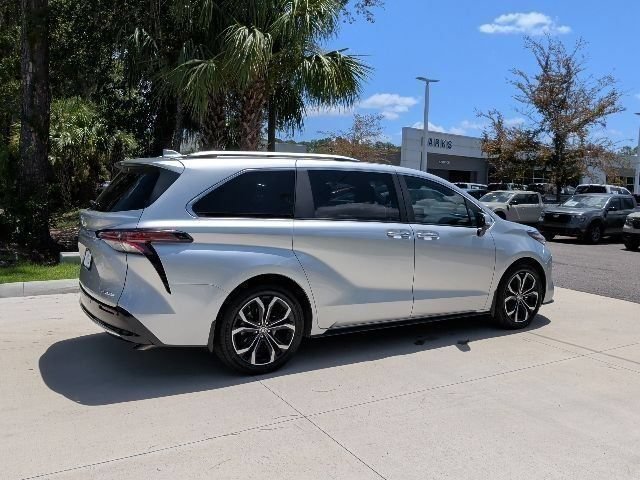 Used 2025 Toyota Sienna Platinum FWD image 5