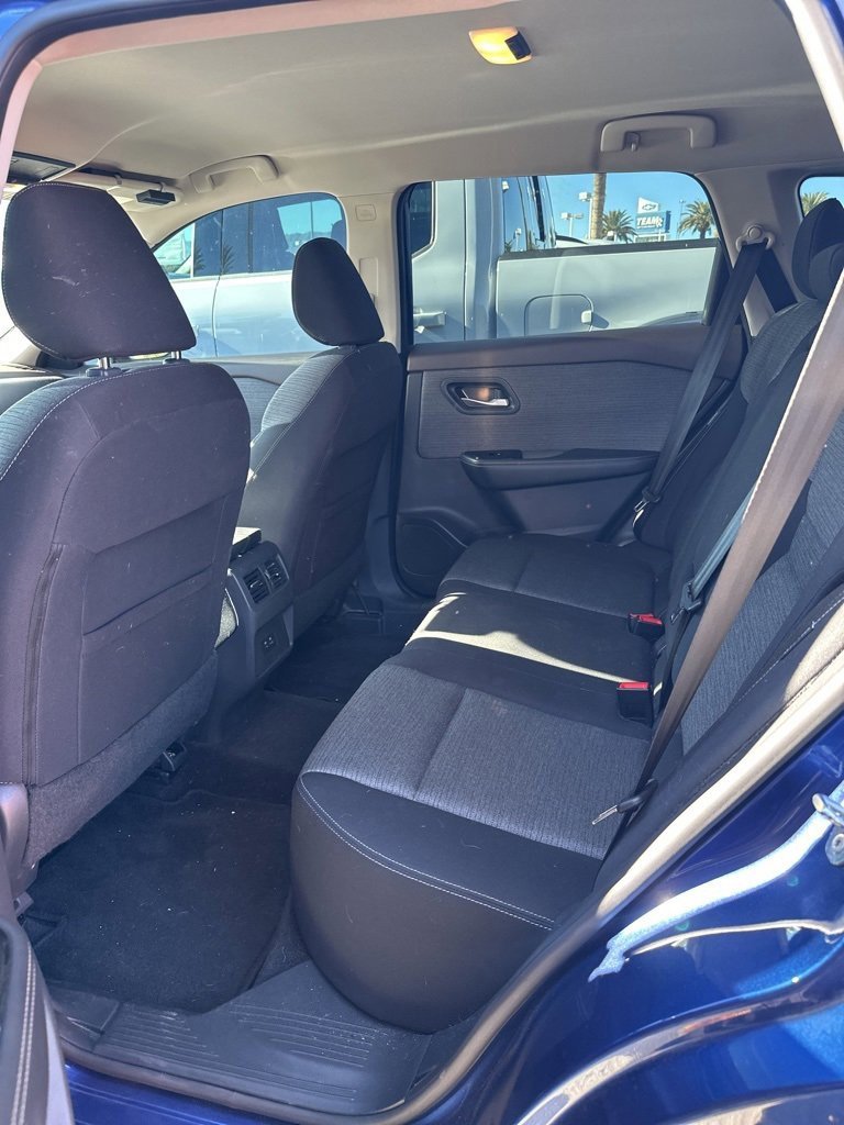 Used 2021 Nissan Rogue SV image 2