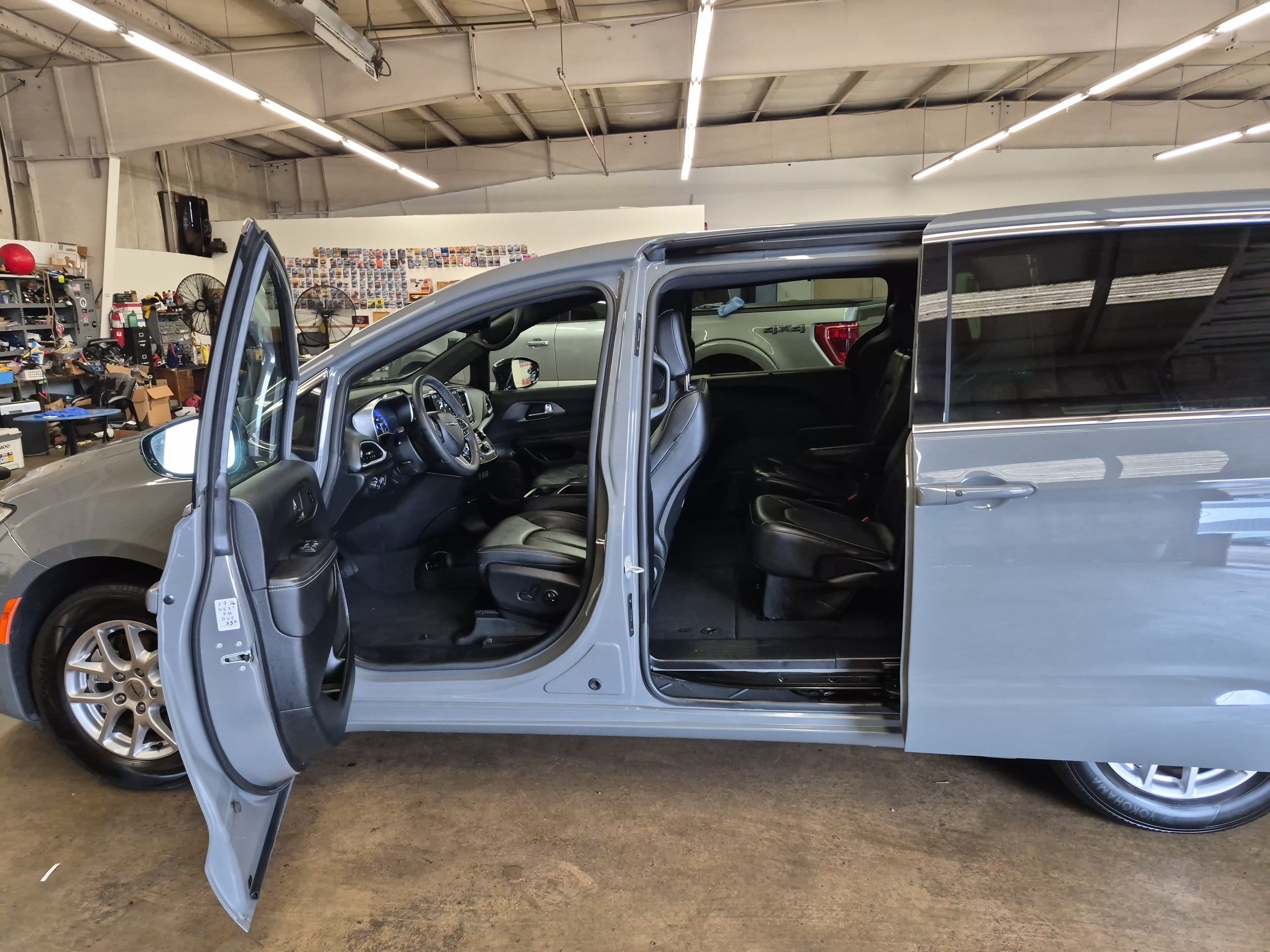 Used 2025 Chrysler Pacifica Select FWD image 13