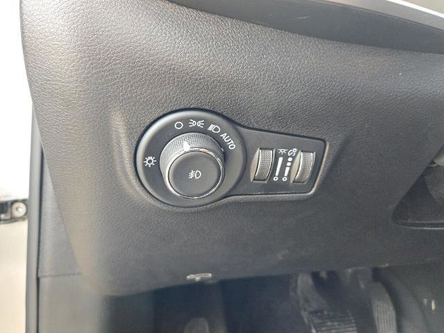 Used 2025 Jeep Compass Limited image 23