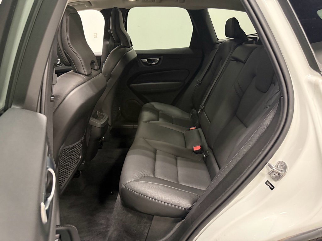Used 2022 Volvo XC60 B5 Momentum image 28