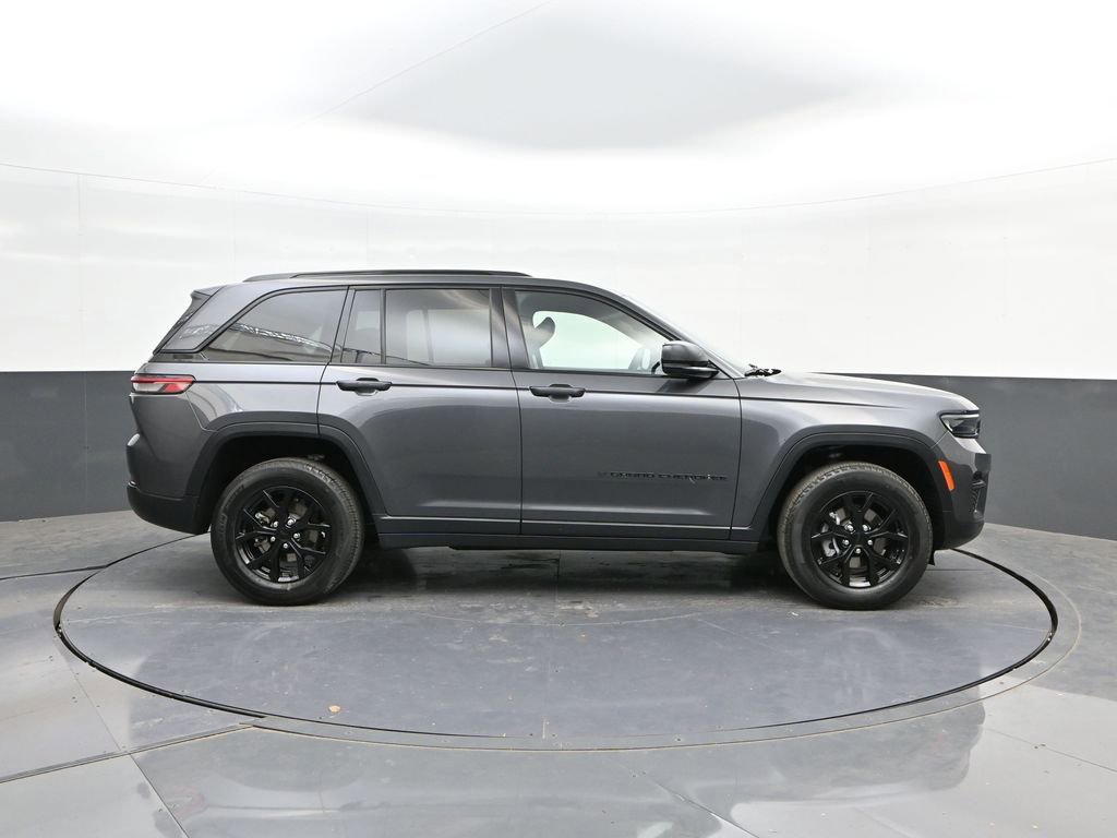 Used 2024 Jeep Grand Cherokee Altitude AWD/4WD image 24