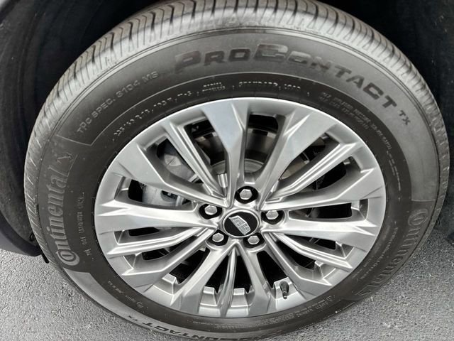 Used 2025 Cadillac XT4 Premium Luxury image 13