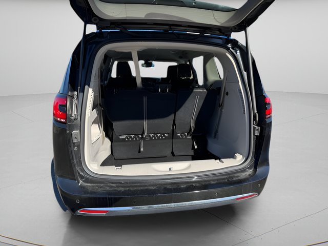 Used 2024 Chrysler Pacifica Touring-L FWD image 11