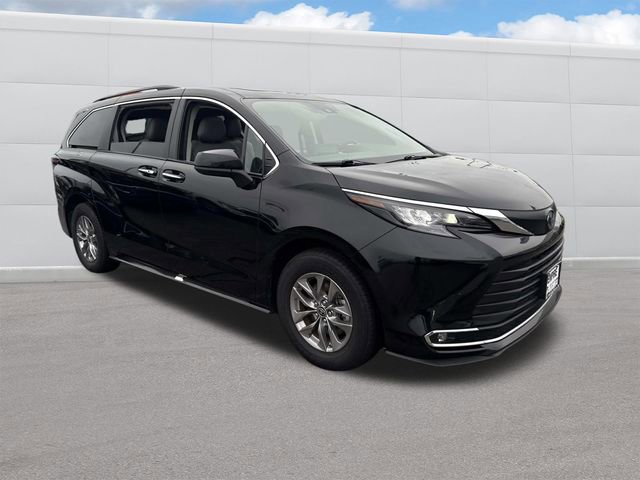 Used 2024 Toyota Sienna XLE image 12