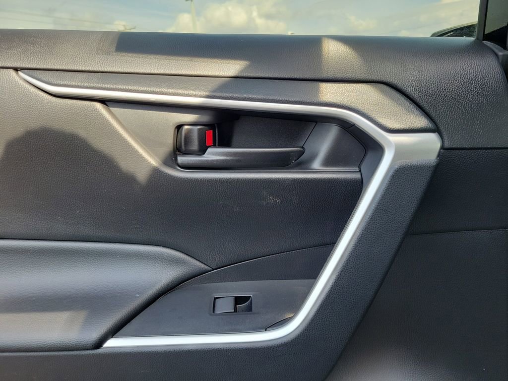 Used 2022 Toyota RAV4 LE image 15