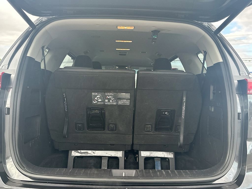 Used 2024 Kia Carnival EX image 16
