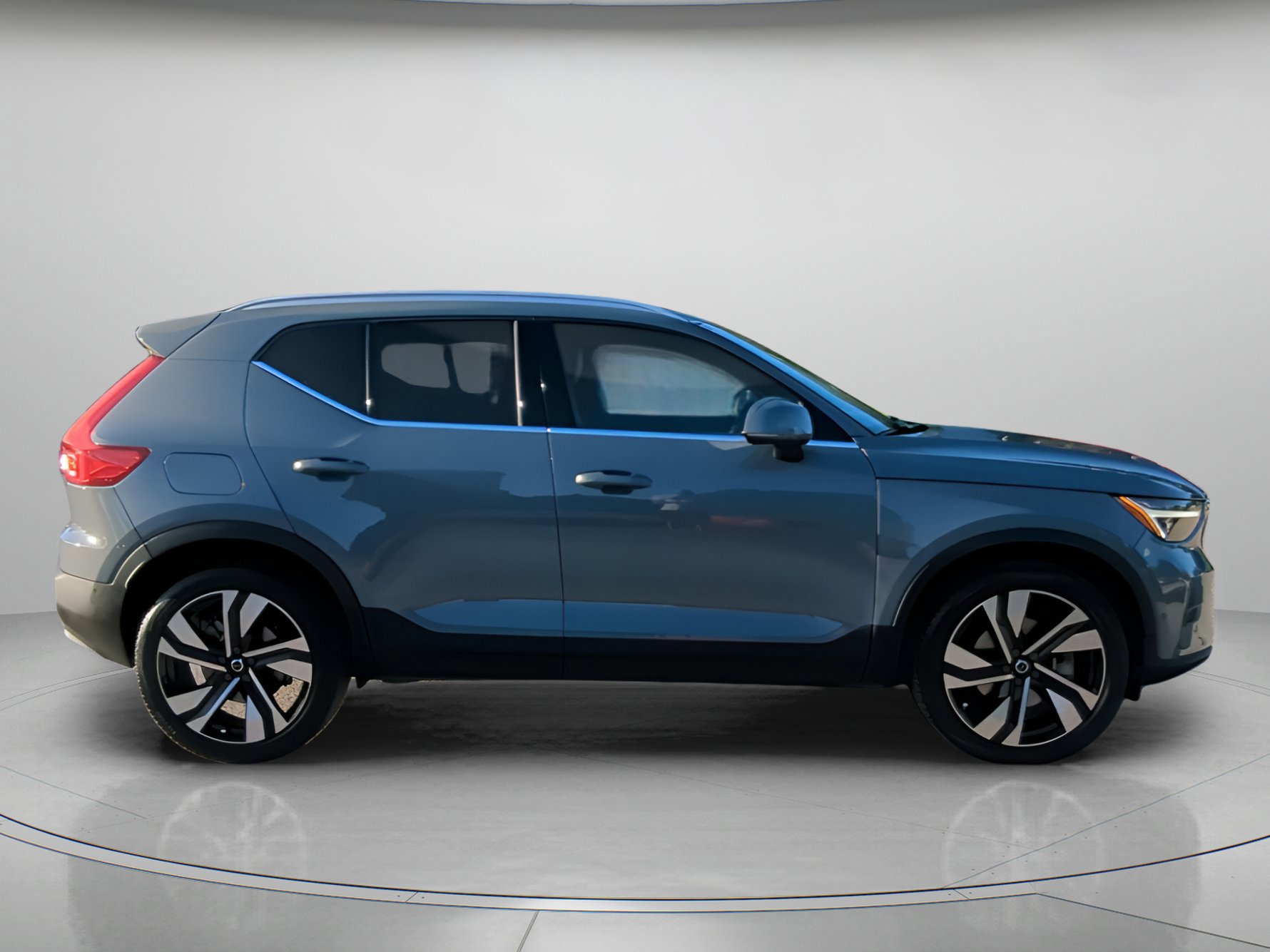 Used 2023 Volvo XC40 B5 Plus w/ Protection Package Premier image 31