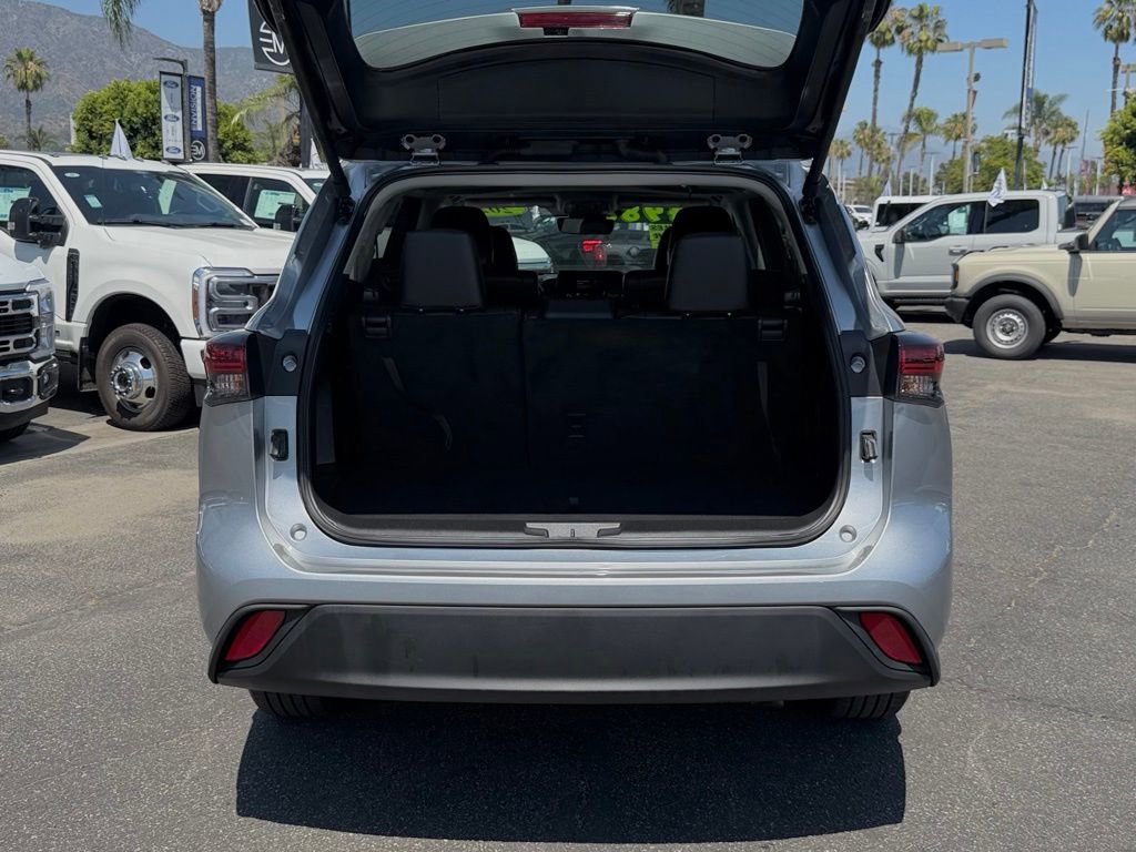 Used 2025 Toyota Highlander XLE FWD image 10