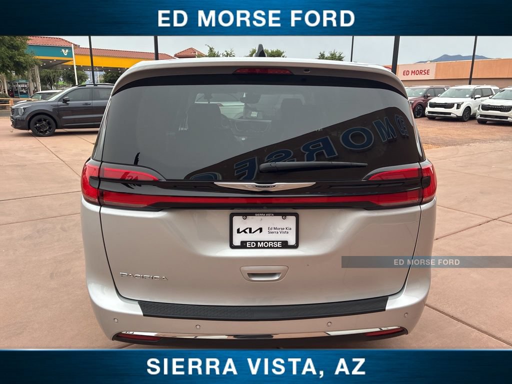 Used 2024 Chrysler Pacifica Touring-L FWD image 8