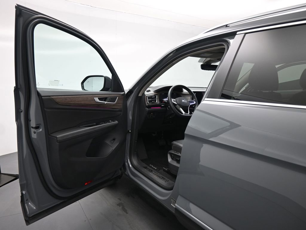 Used 2025 Volkswagen Atlas SEL AWD/4WD image 35