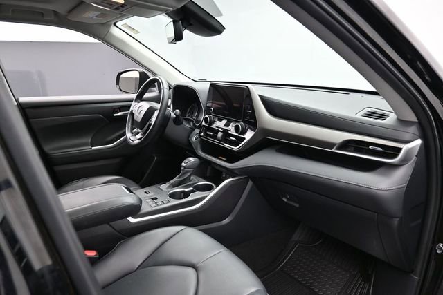 Used 2024 Toyota Highlander XLE FWD image 30